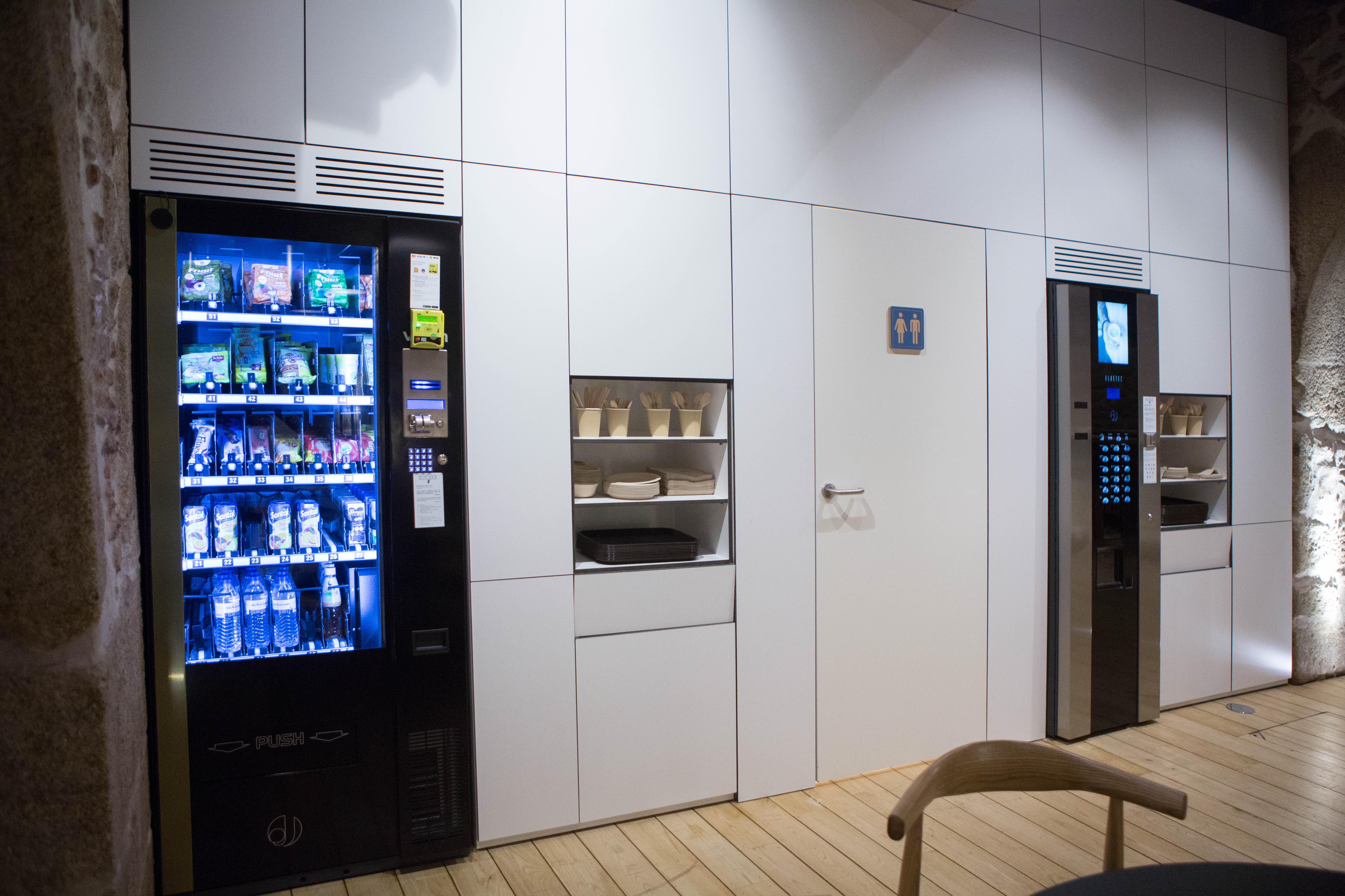 Bluesock Hostels Porto Exterior foto A vending machine in a coffee shop
