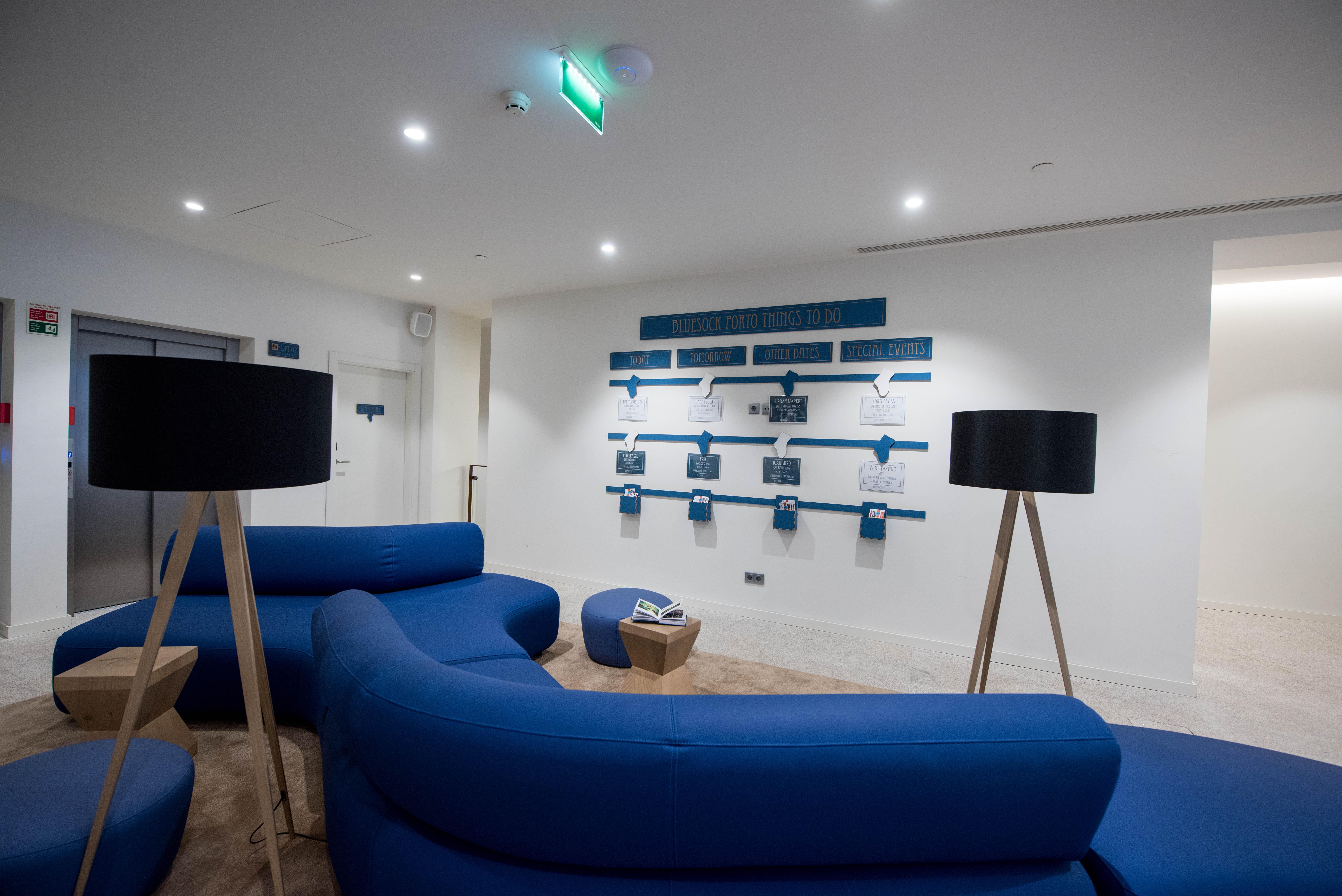 Bluesock Hostels Porto Exterior foto The waiting room at the London headquarters
