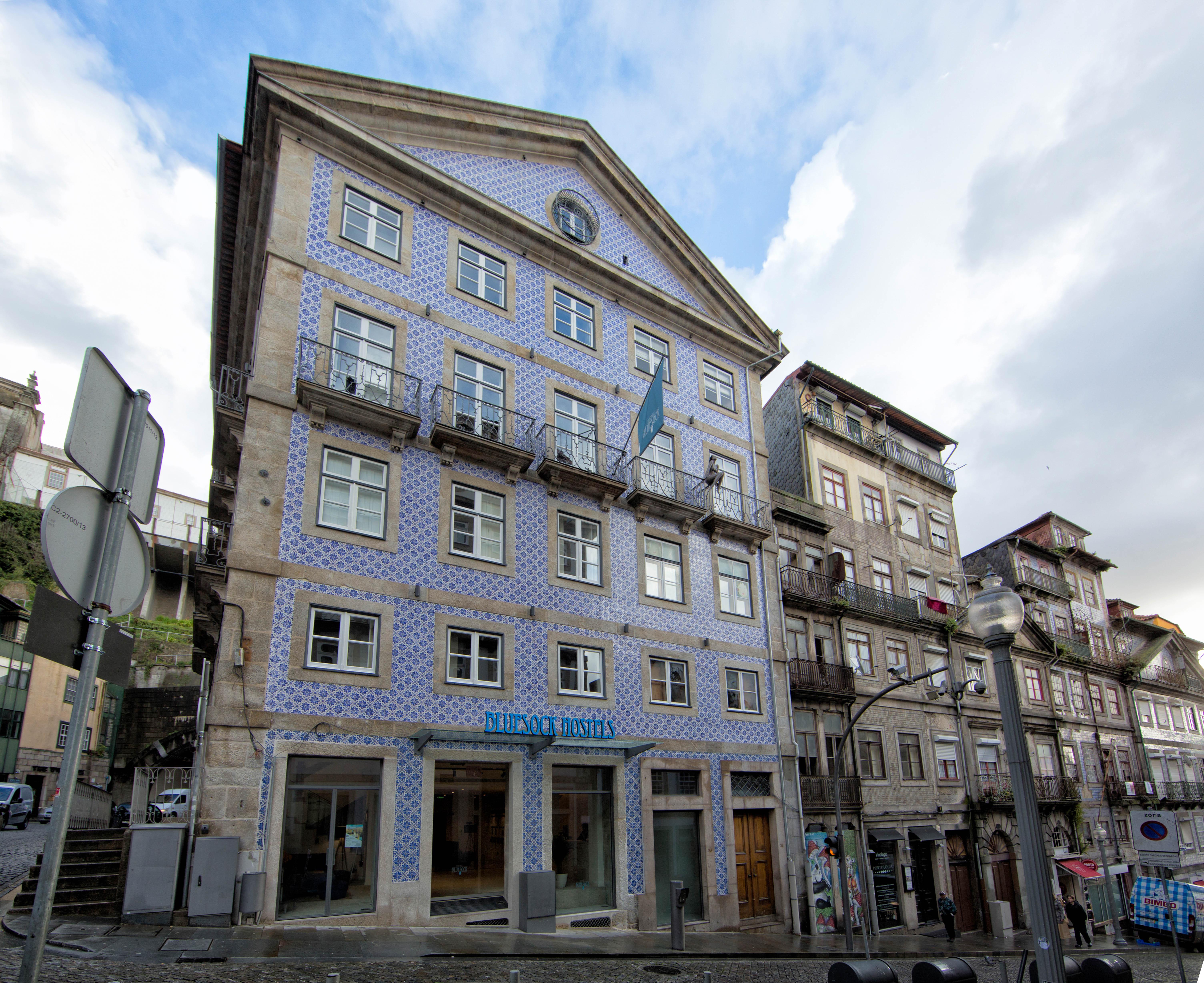 Bluesock Hostels Porto Exterior foto The facade of the Portuguese Historical Society