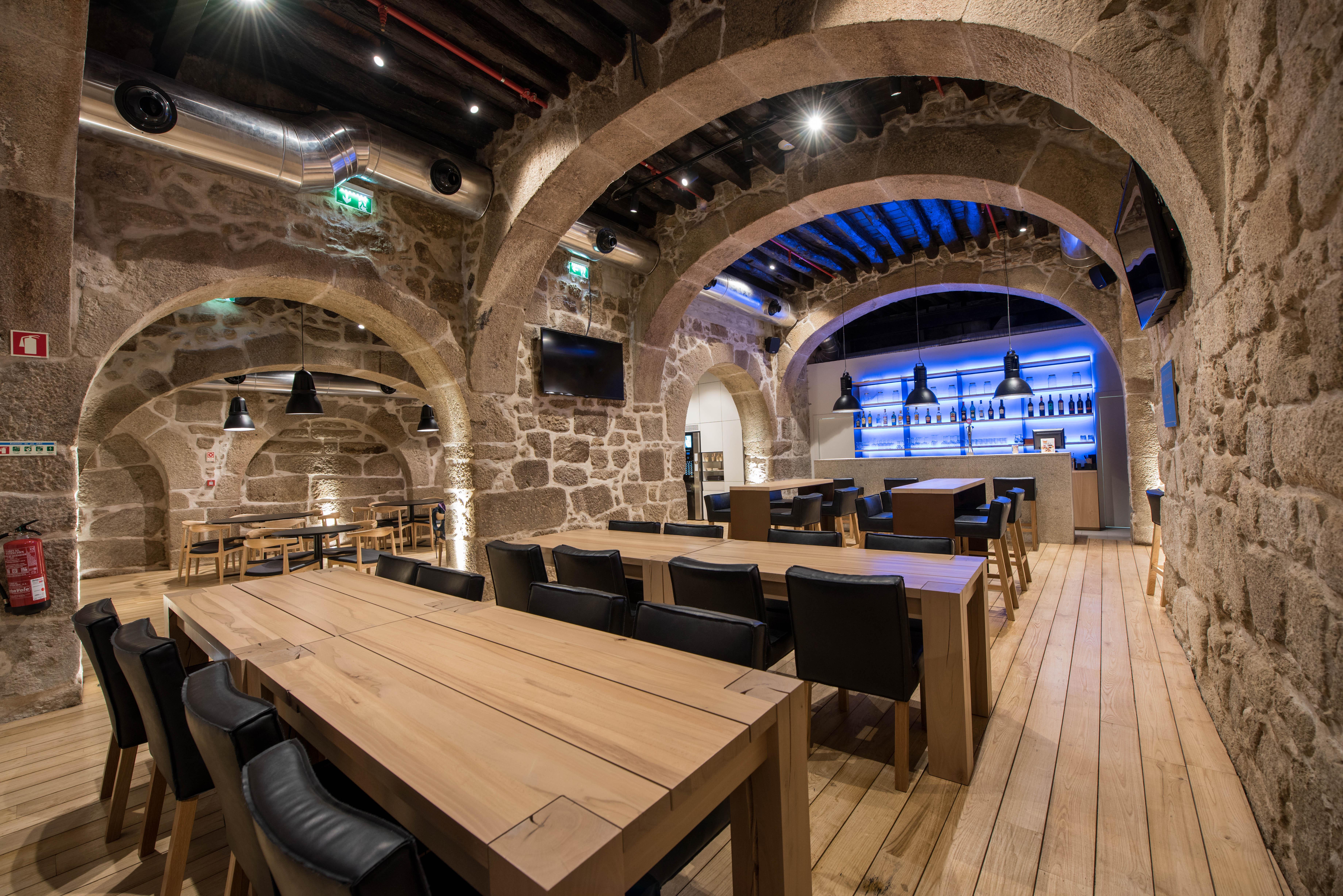 Bluesock Hostels Porto Exterior foto The interior of the restaurant