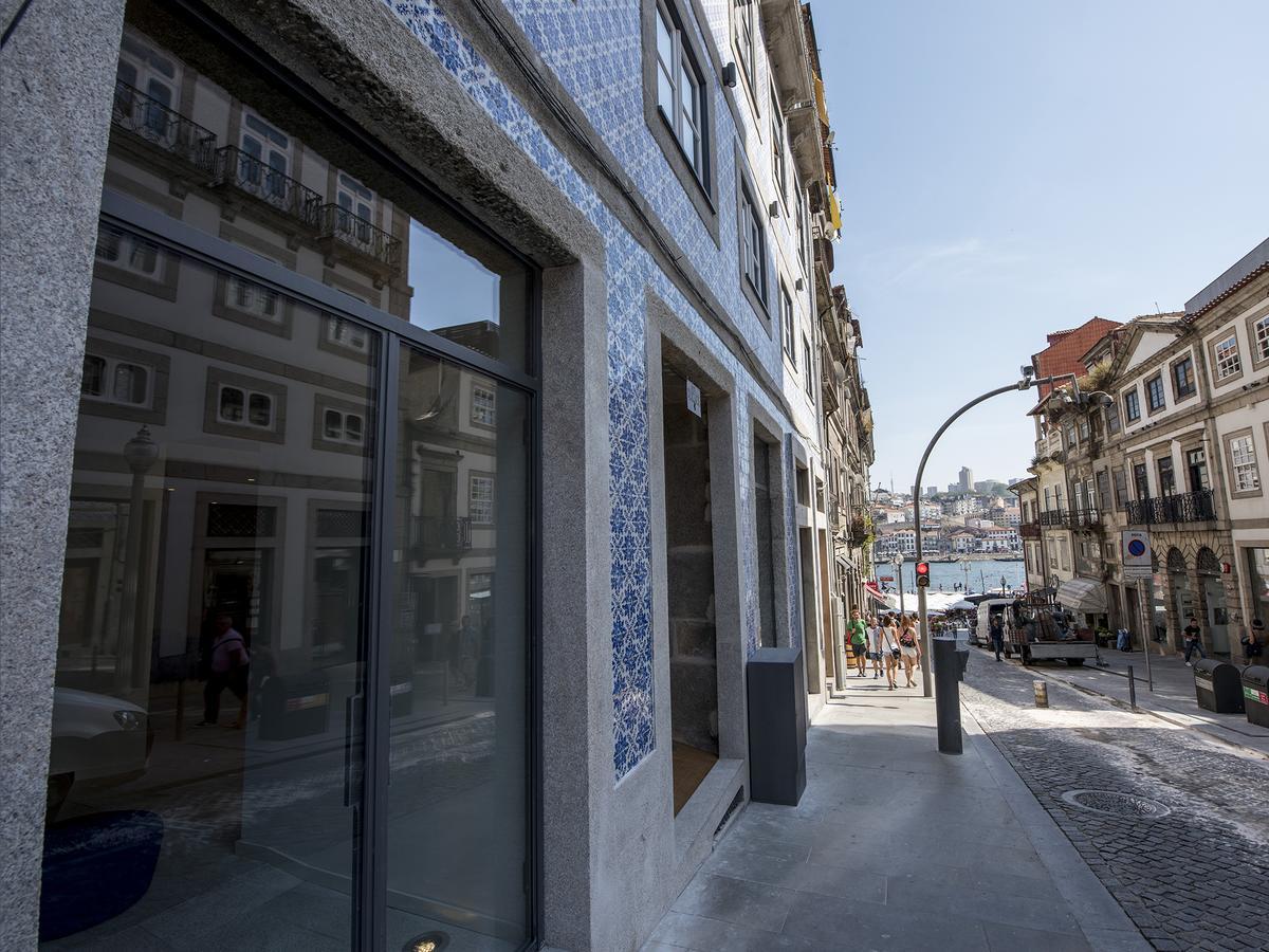 Bluesock Hostels Porto Exterior foto The facade of the building, with the azulejo tiles