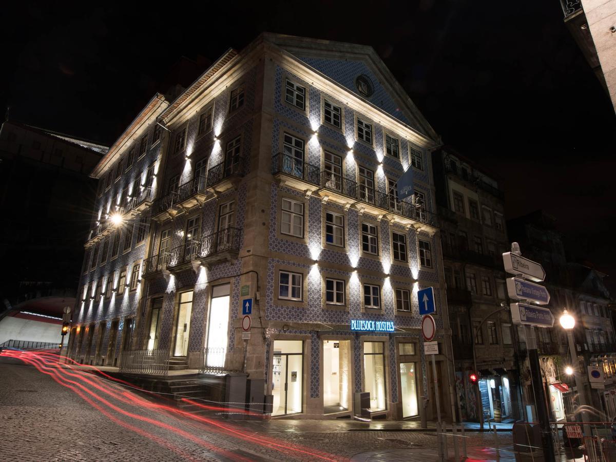 Bluesock Hostels Porto Exterior foto The hotel at night