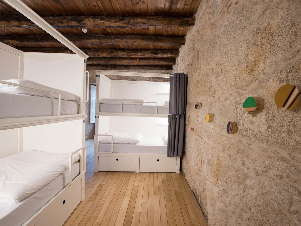 Bluesock Hostels Porto Exterior foto A room at the hostel
