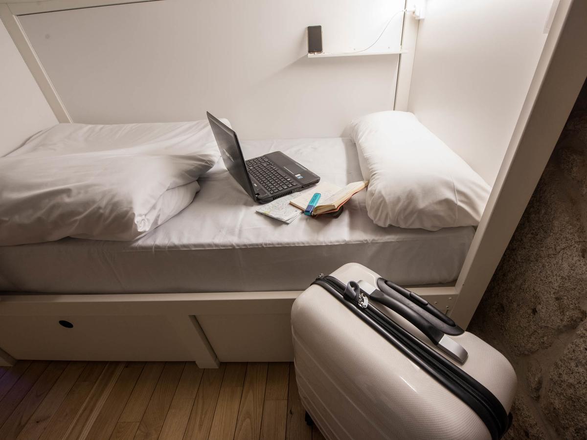 Bluesock Hostels Porto Exterior foto A capsule hotel room