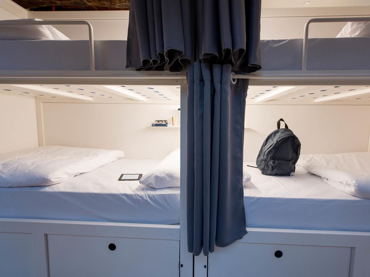 Bluesock Hostels Porto Exterior foto A bunk bed in a hostel
