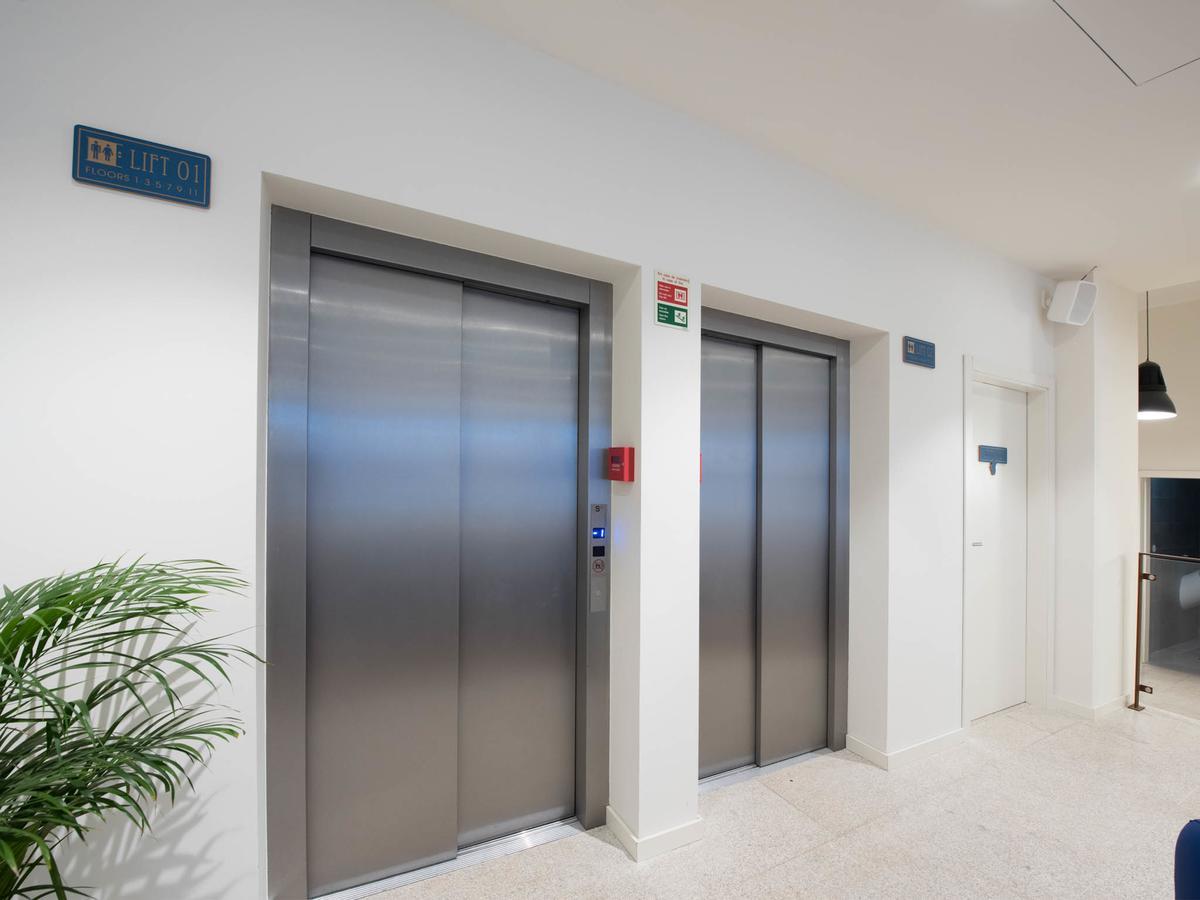 Bluesock Hostels Porto Exterior foto Elevators in a modern office building