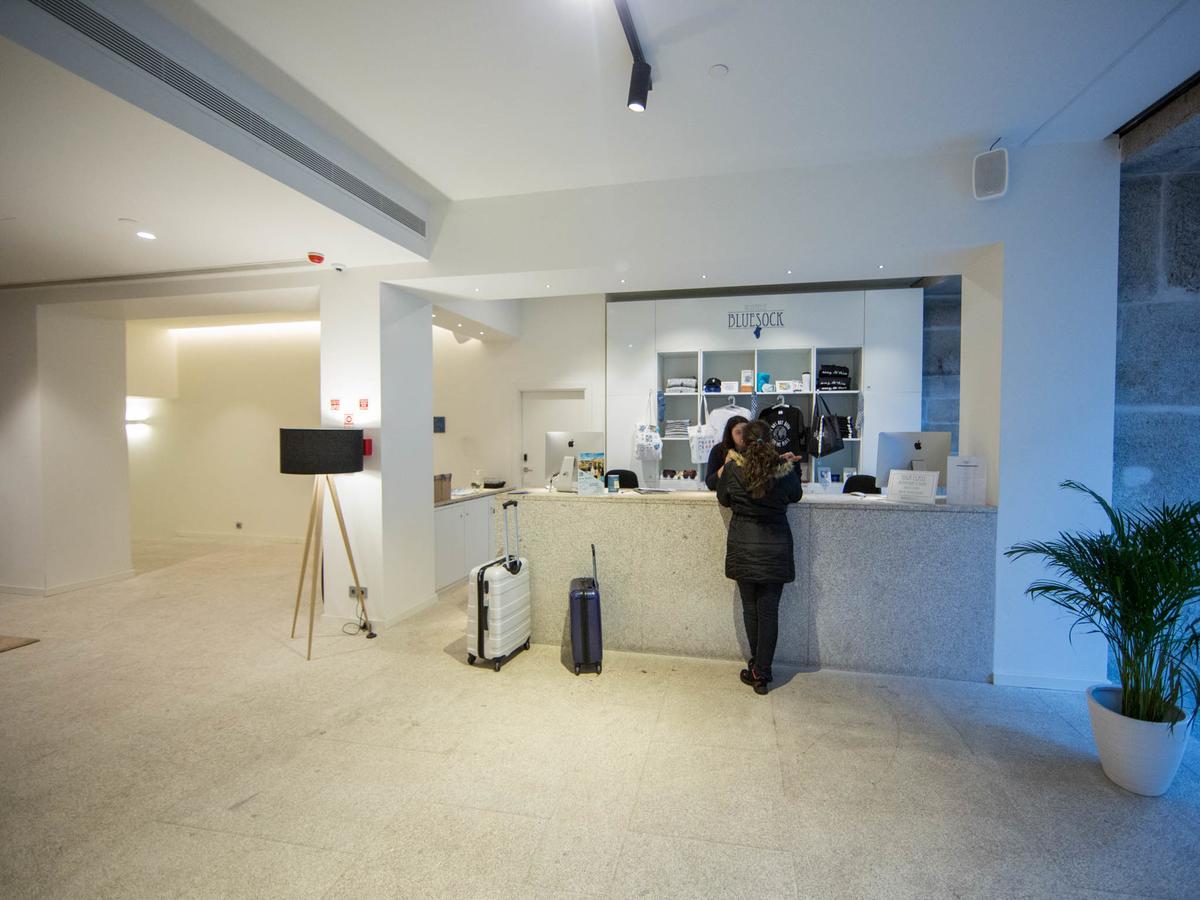 Bluesock Hostels Porto Exterior foto The lounge at the airport