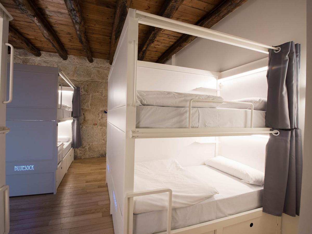 Bluesock Hostels Porto Exterior foto A bunk bed in a hostel