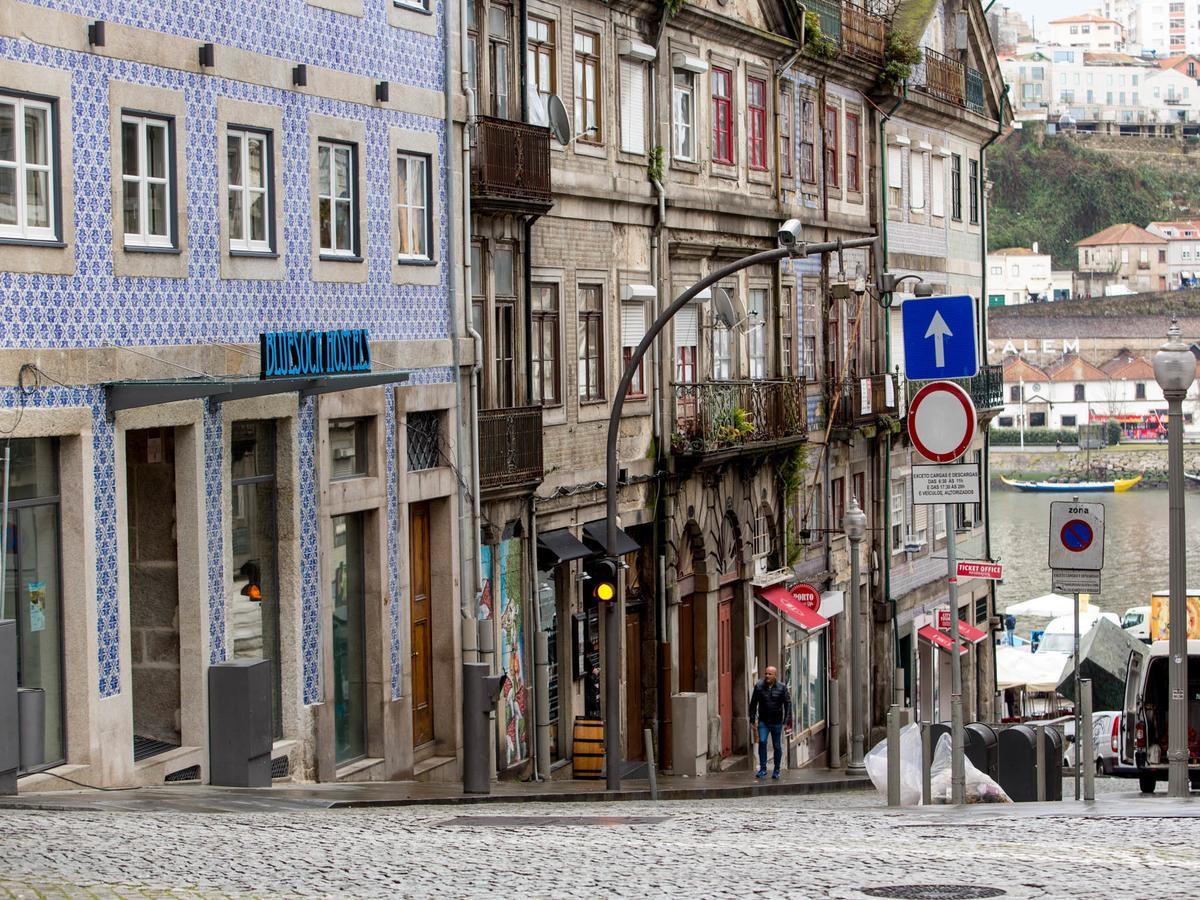 Bluesock Hostels Porto Exterior foto The entrance to the station, located on the Avenida da República