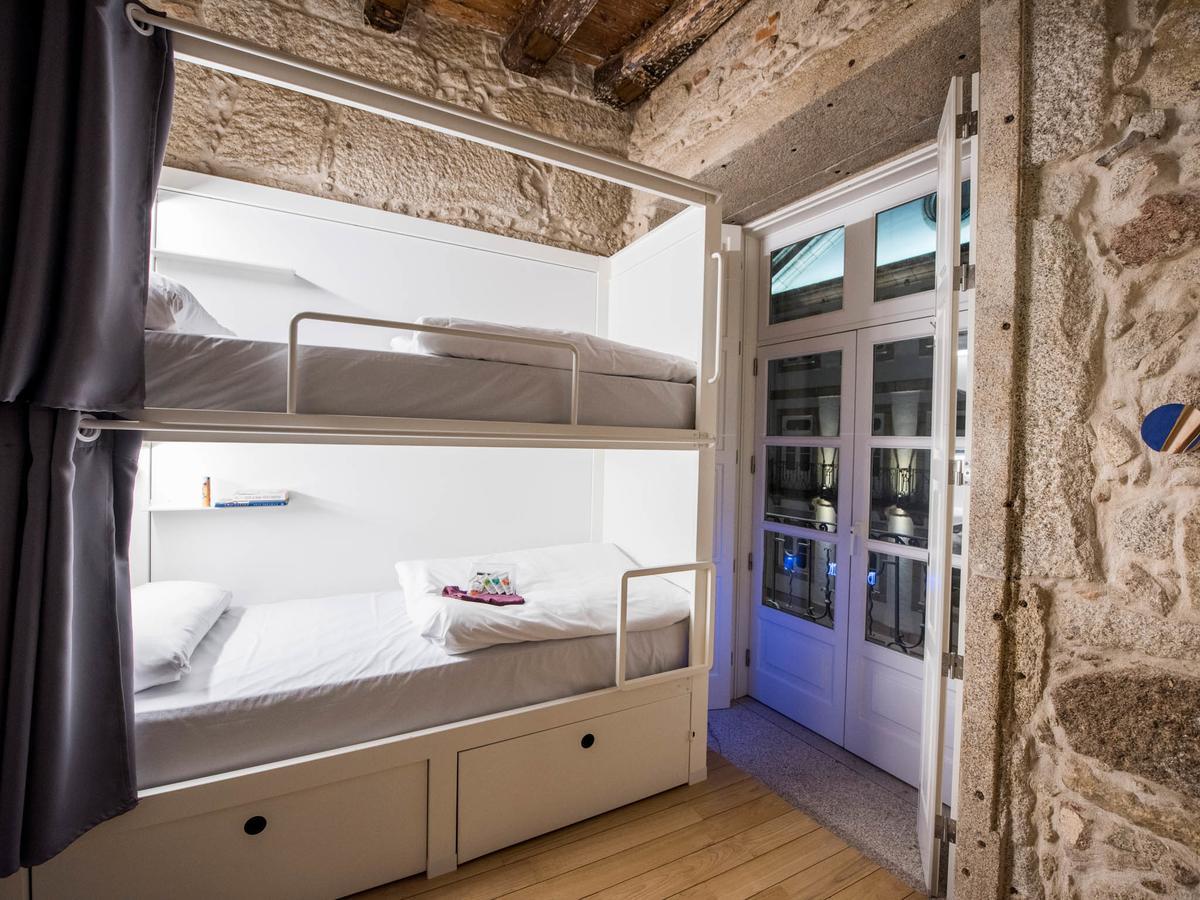 Bluesock Hostels Porto Exterior foto Hostel room in Athens, Greece