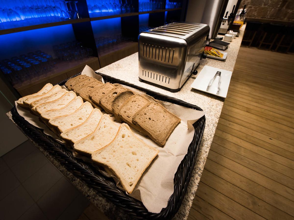 Bluesock Hostels Porto Exterior foto A bread station