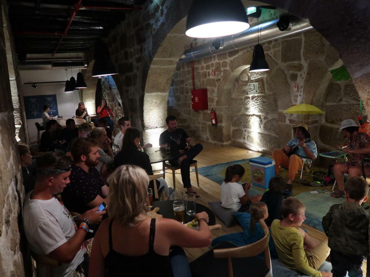 Bluesock Hostels Porto Exterior foto The interior of the bar