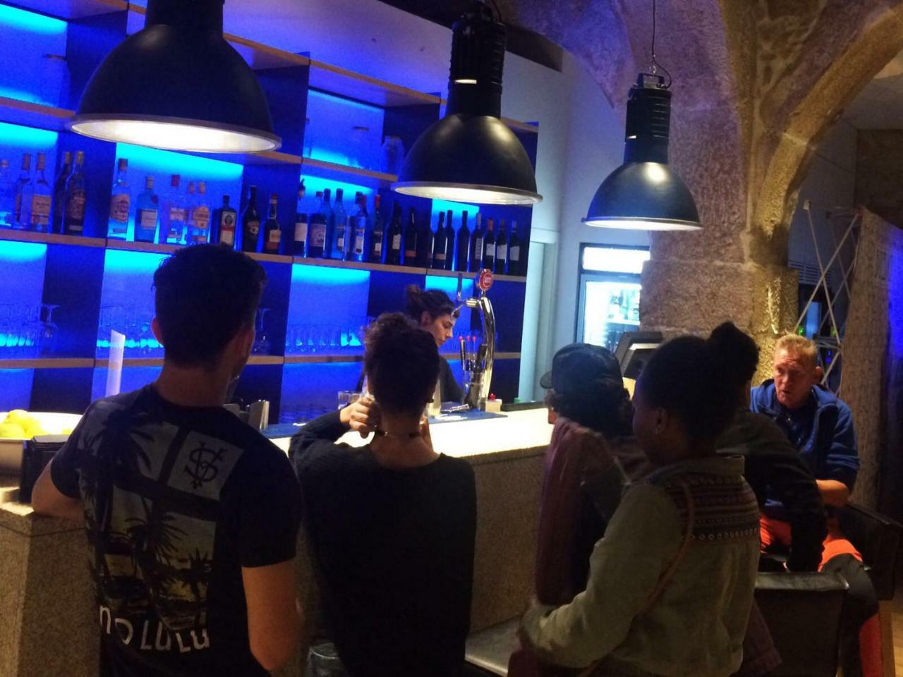 Bluesock Hostels Porto Exterior foto The bar at the entrance of the nightclub