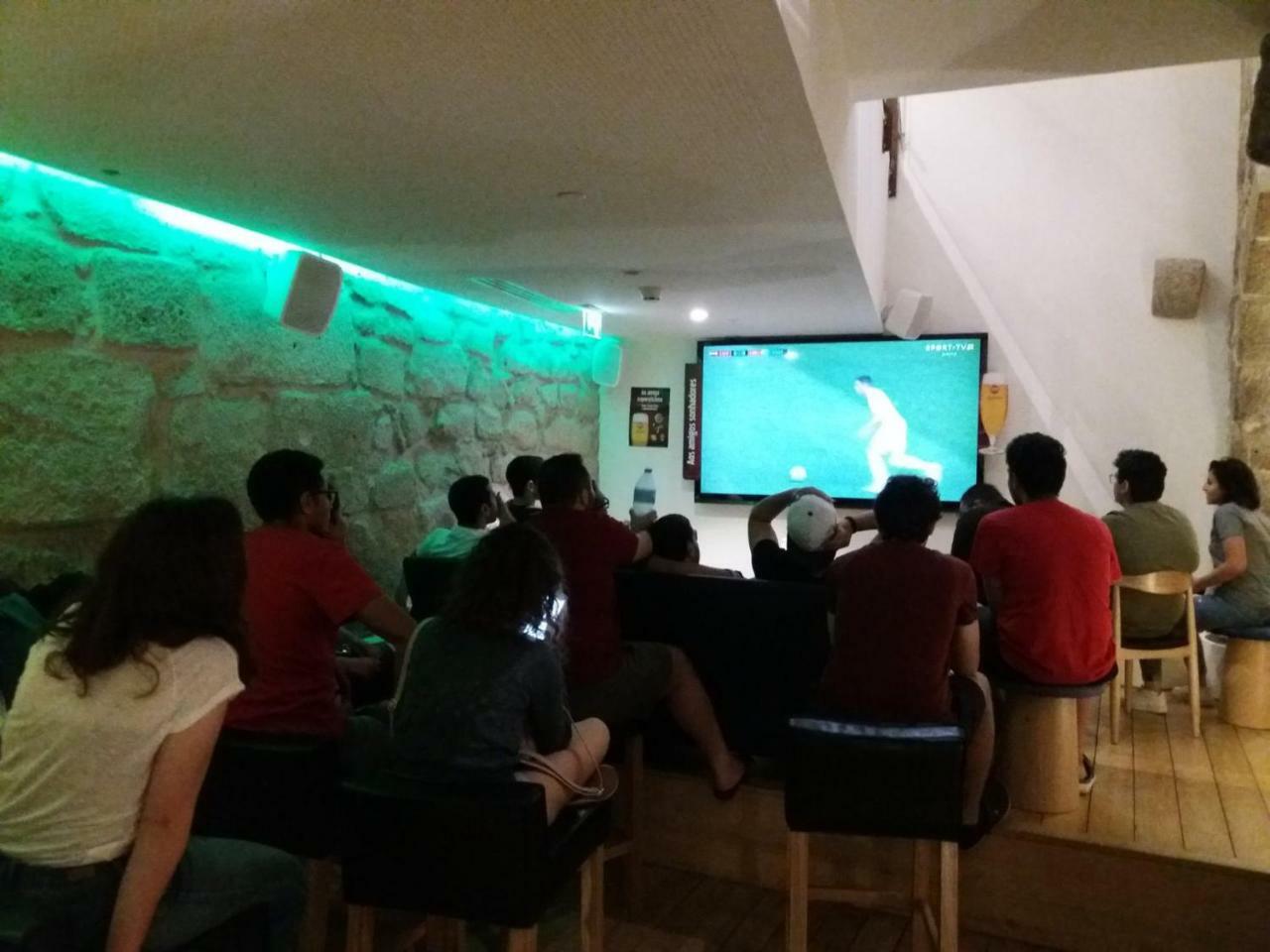 Bluesock Hostels Porto Exterior foto A group of people playing League of Legends